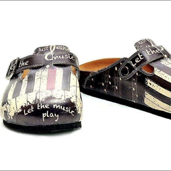 🆕NWOT...CALCEO Red/Blk/Wht Piano Pattern Clogs - Picture 9 of 16